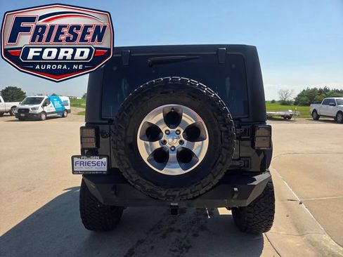 Used 2018 Jeep Wrangler Unlimited Sahara w/ Connectivity Group AWD/4WD image 6