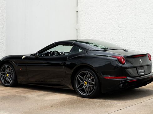 Used 2018 Ferrari California T RWD image 13