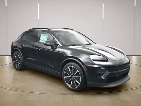 Certified 2025 Porsche Macan 4S Electric AWD/4WD image 27