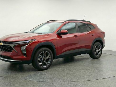 Used 2025 Chevrolet Trax LT image 3