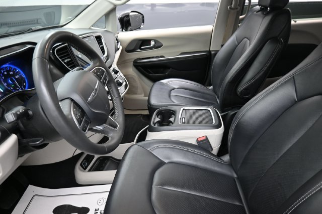 Used 2024 Chrysler Pacifica Touring-L FWD image 16