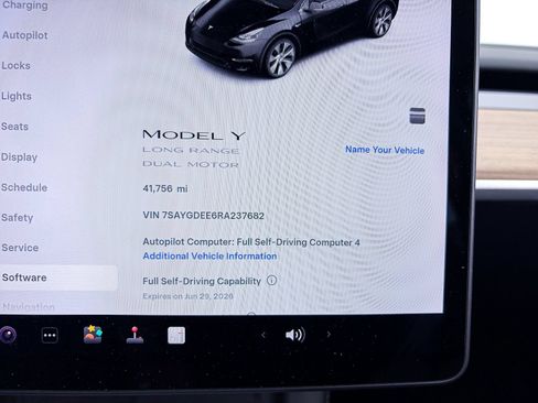 Used 2024 Tesla Model Y Long Range AWD/4WD image 24