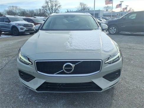 Used 2021 Volvo V60 T5 Cross Country image 2