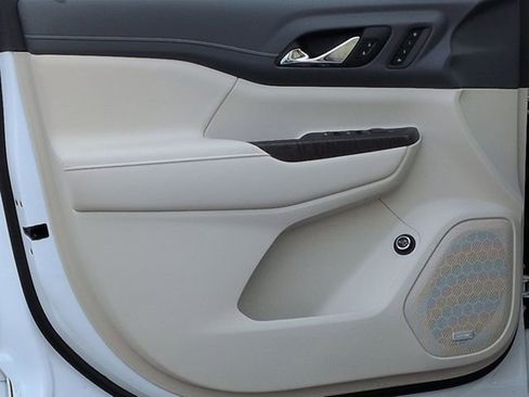 Used 2023 GMC Acadia Denali w/ Denali Technology Package image 15