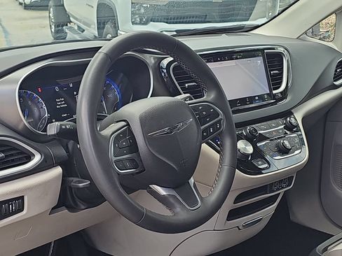 Used 2024 Chrysler Pacifica Touring-L FWD image 15