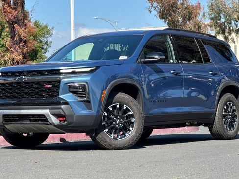 Used 2025 Chevrolet Traverse Z71 image 9