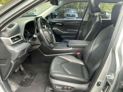 Used 2021 Toyota Highlander XLE AWD/4WD image 17