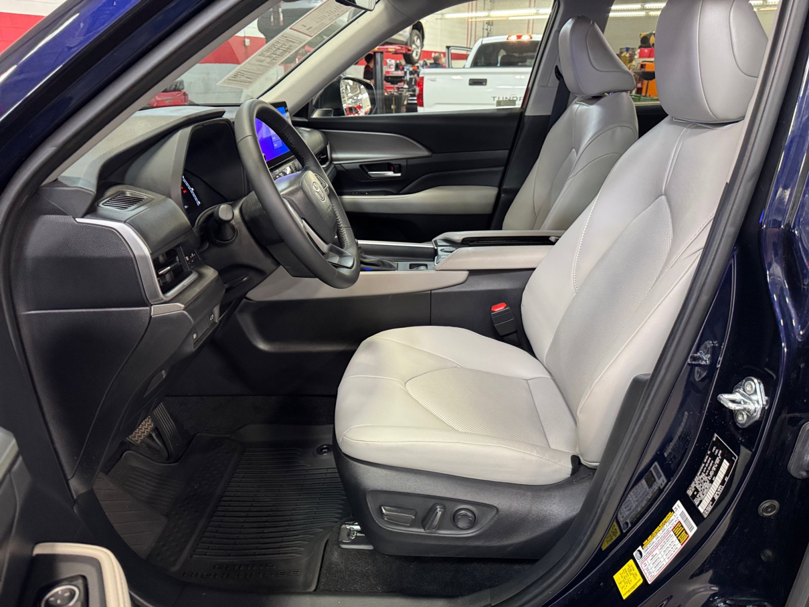 Certified 2025 Toyota Grand Highlander FWD image 14