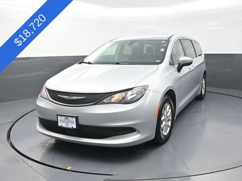 Used 2022 Chrysler Voyager LX FWD image 4