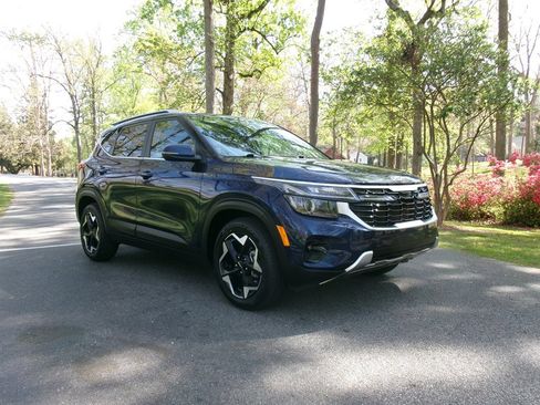 Used 2024 Kia Seltos EX image 3