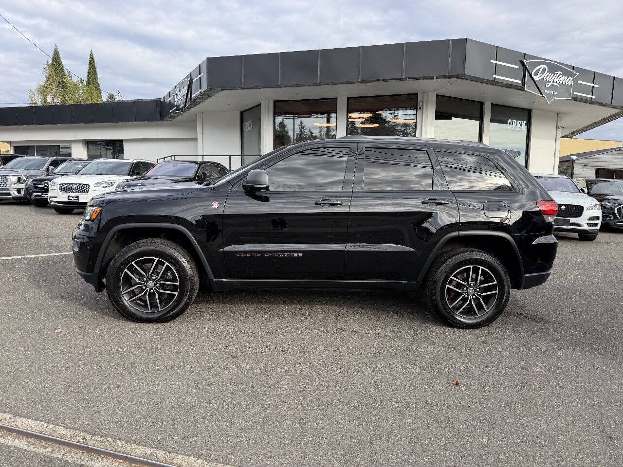 Used 2017 Jeep Grand Cherokee Trailhawk w/ Trailhawk Luxury Group AWD/4WD image 2