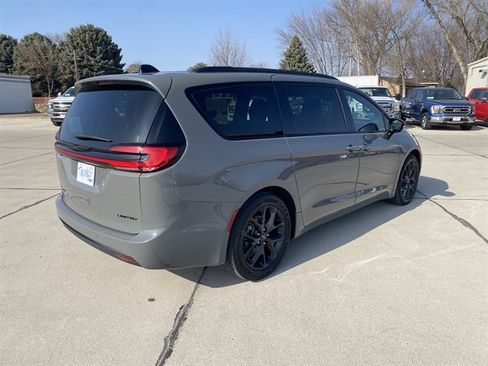 Used 2025 Chrysler Pacifica Limited image 15