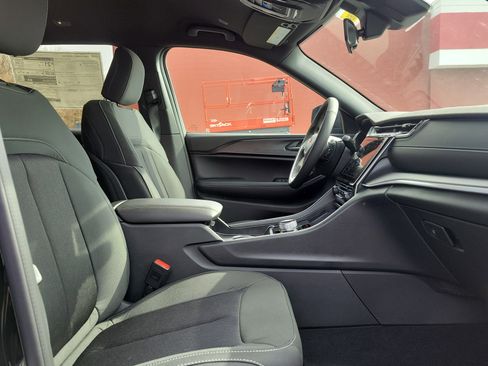 New 2025 Jeep Grand Cherokee L Laredo image 27