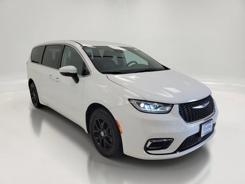 Used 2023 Chrysler Pacifica Touring-L FWD image 3