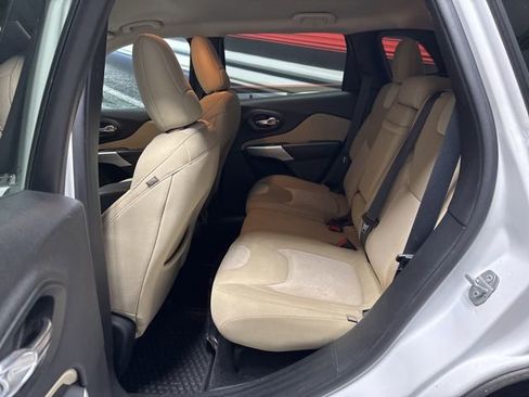 Used 2018 Jeep Cherokee Latitude w/ Cold Weather Group image 12