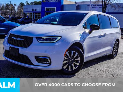 Used 2024 Chrysler Pacifica Limited FWD image 3