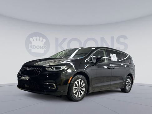 Used 2024 Chrysler Pacifica Select image 1