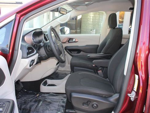 Used 2023 Chrysler Voyager LX image 11
