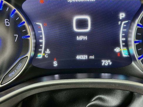 Used 2024 Chrysler Pacifica Touring-L FWD image 34