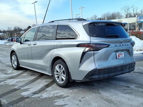Certified 2025 Toyota Sienna XLE image 4