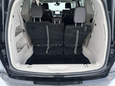 Used 2024 Chrysler Pacifica Touring-L image 5