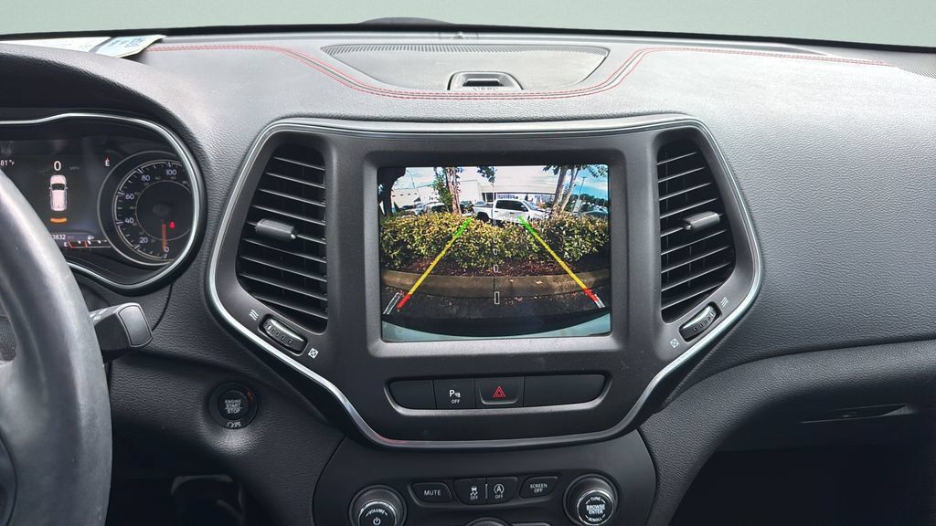 Used 2019 Jeep Cherokee Trailhawk AWD/4WD image 15