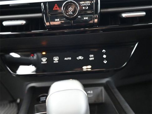 Certified 2025 Nissan Kicks SR image 3