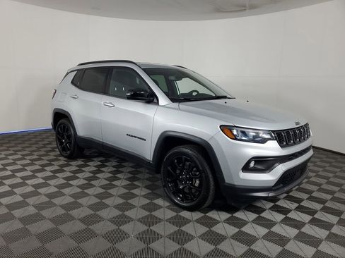 Used 2025 Jeep Compass Latitude w/ Altitude Special Edition image 2