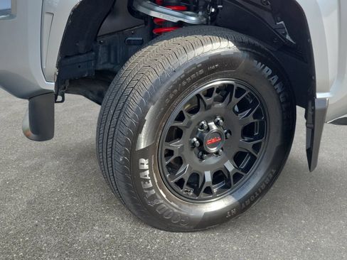Used 2025 Toyota Tacoma SR5 AWD/4WD image 30