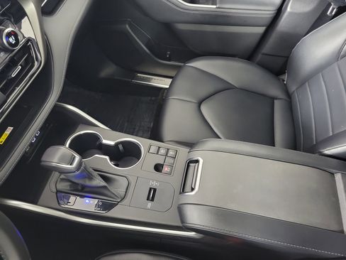 Used 2023 Toyota Highlander XLE image 23