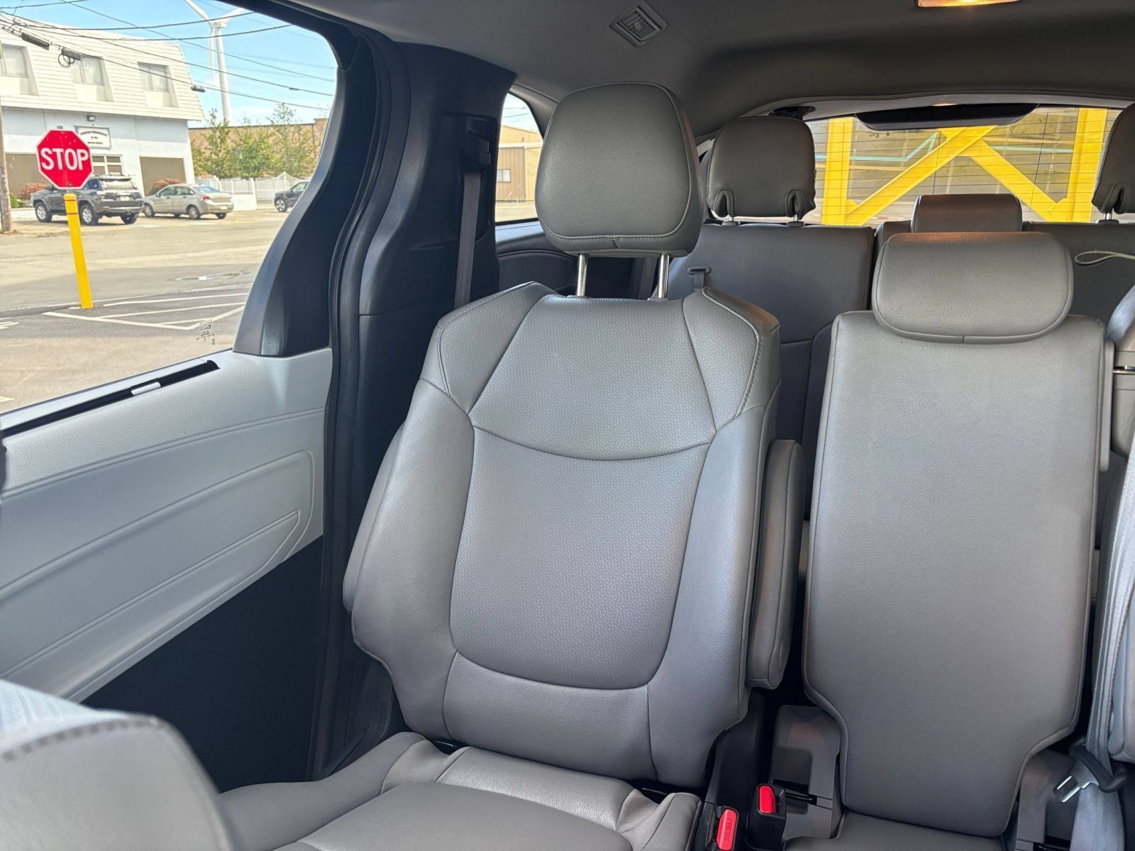 Used 2025 Toyota Sienna XLE FWD image 40