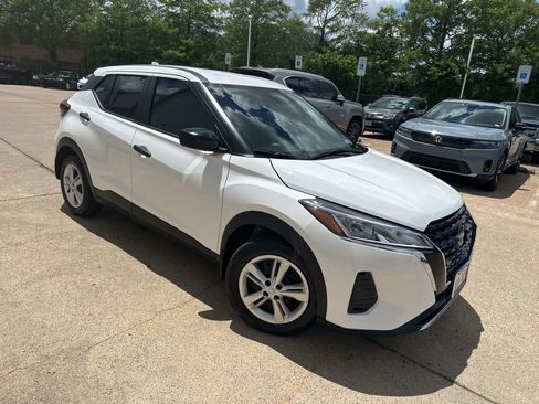 Used 2025 Nissan Kicks Play S FWD image 2