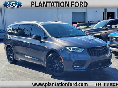 Used 2023 Chrysler Pacifica Limited w/ Uconnect Theater Family Group