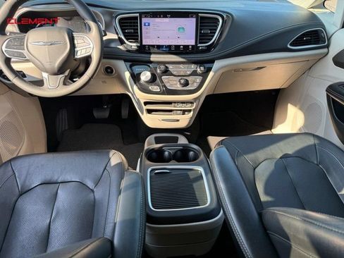 Used 2022 Chrysler Pacifica Touring-L FWD image 13