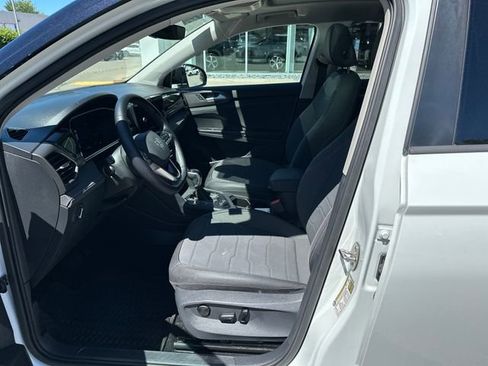 Certified 2025 Volkswagen Taos SE AWD/4WD image 14