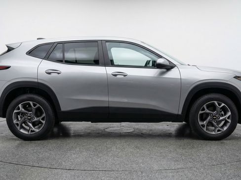 Used 2025 Chevrolet Trax LT FWD image 11