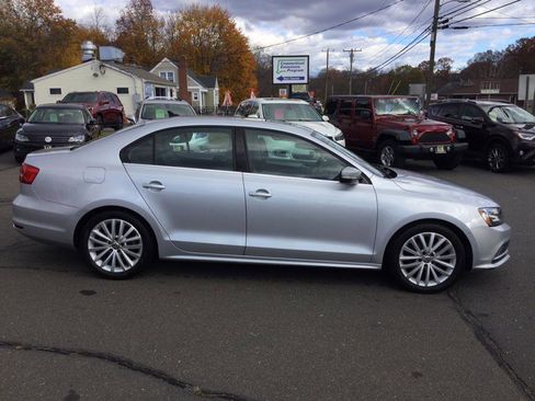 Used 2015 Volkswagen Jetta SE image 4