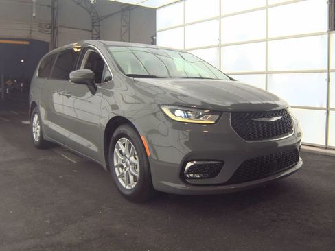 Used 2023 Chrysler Pacifica Touring-L FWD image 1
