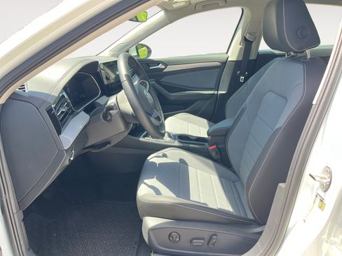 Certified 2025 Volkswagen Jetta SE w/ Sunroof Package image 9