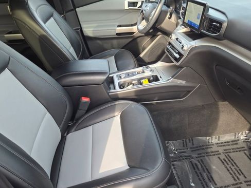 Used 2022 Ford Explorer XLT w/ Equipment Group 202A image 6