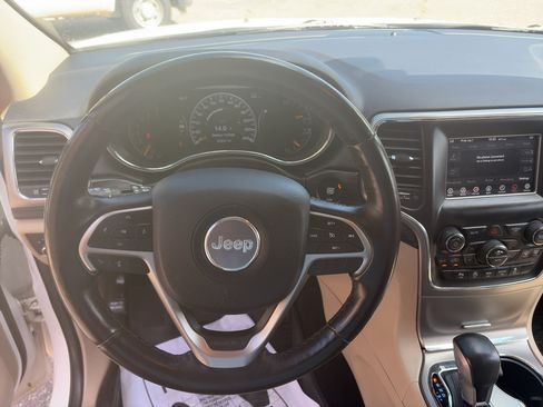 Used 2019 Jeep Grand Cherokee Laredo AWD/4WD image 15