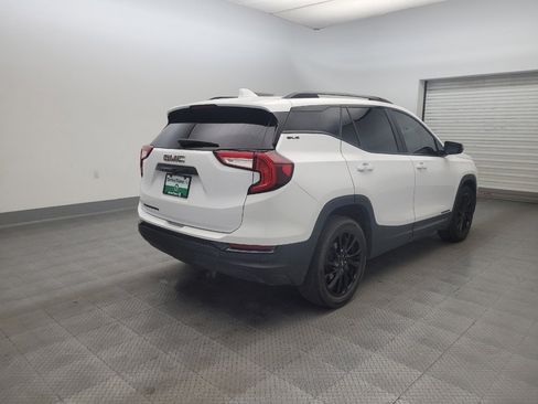 Used 2024 GMC Terrain SLE w/ Elevation Edition FWD image 9