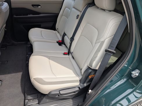 Used 2025 Nissan Pathfinder SL AWD/4WD image 17