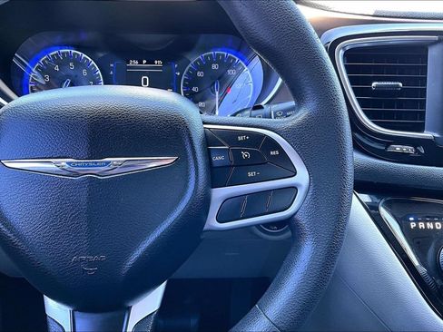 Used 2018 Chrysler Pacifica Touring Plus w/ Tire & Wheel Group FWD image 7