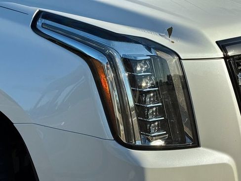 Used 2019 Cadillac Escalade Luxury RWD image 32