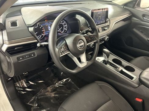 Used 2025 Nissan Altima 2.5 SV FWD image 12