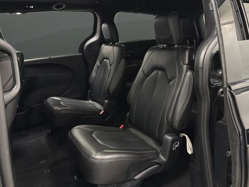 Used 2023 Chrysler Pacifica Touring-L w/ Uconnect Theater Family Group AWD/4WD image 24