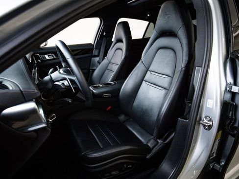 Certified 2023 Porsche Panamera image 5