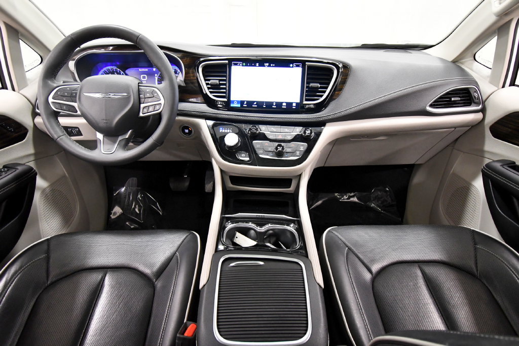 Used 2024 Chrysler Pacifica Limited FWD image 3