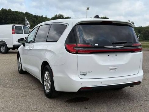 Used 2024 Chrysler Pacifica Touring-L FWD image 6